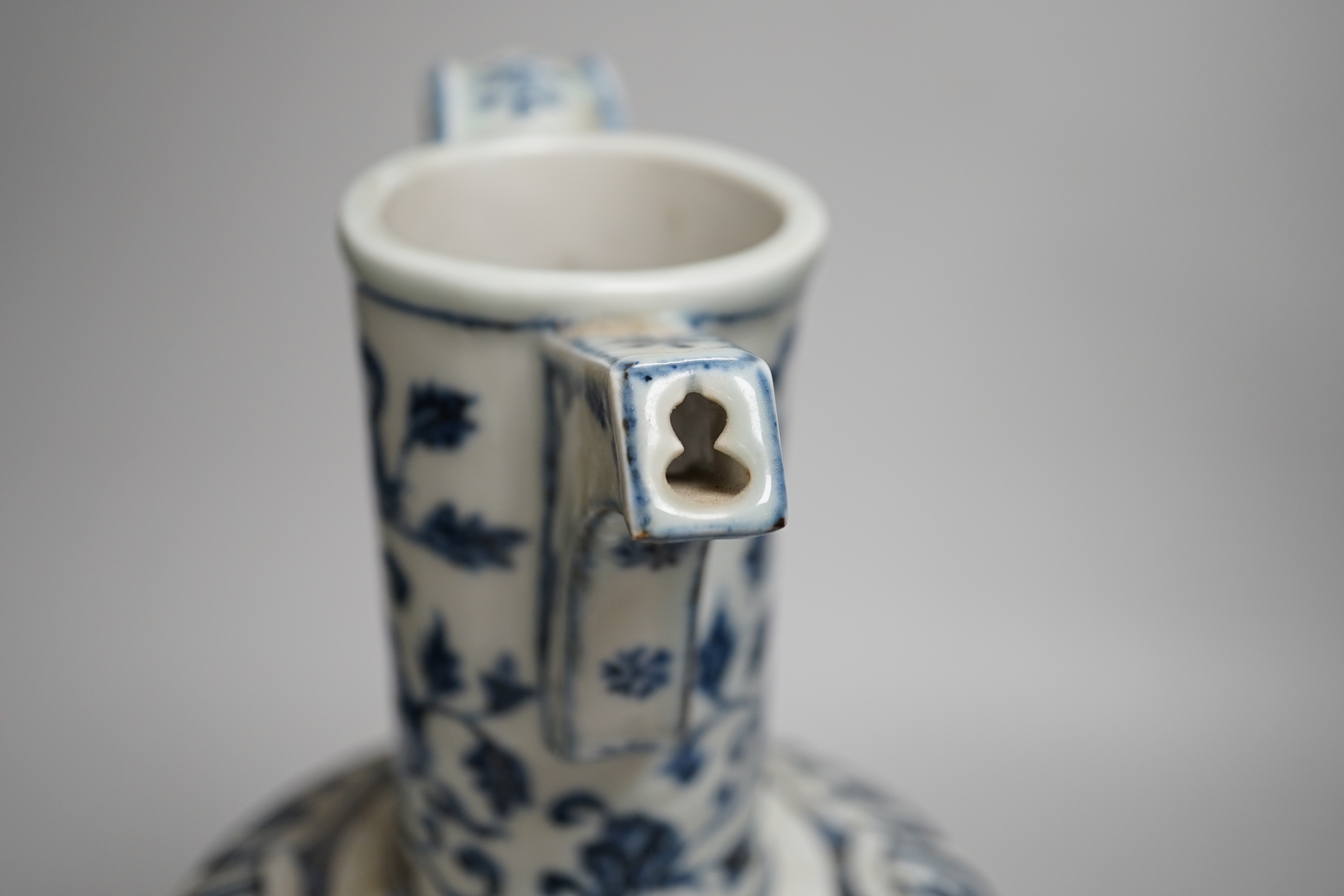 A large Chinese blue and white ewer, 36cm